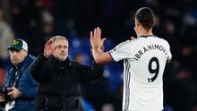 Pelatih Manchester United, Jose Mourinho bersama Zlatan Ibrahimovic berselebrasi usai laga melawan Crystal Palace di Liga Premier League di stadion Selhurst Park (14/12). Ibrahimovic resmi kembali perkuat Manchester United. (Reuters/Stefan Wermuth)