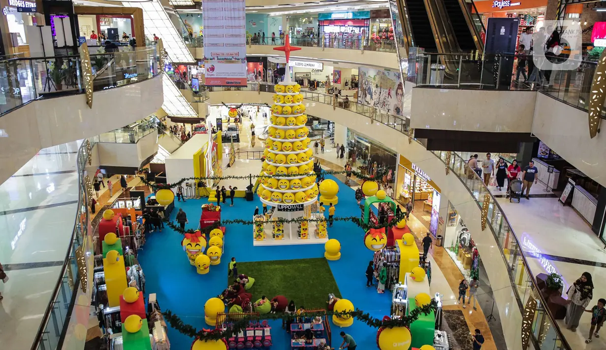 Dekorasi Natal menghiasi mal di daerah Kemang, Jakarta, Senin (16/12/2019). Sejumlah pusat perbelanjaan, restoran, kafe, dan pusat hiburan lainnya di Jakarta berlomba-lomba membuat dekorasi Natal untuk memikat pengunjung. (Liputan6.com/Faizal Fanani)