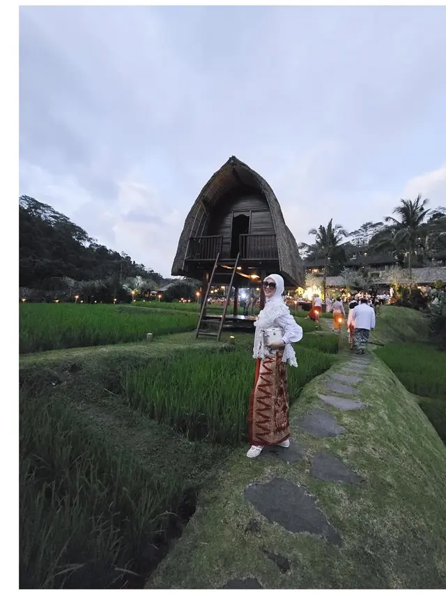 6 Gaya Syahrini Hadiri Acara di Bali, Anggun Pakai Blus dan Outer Renda Putih