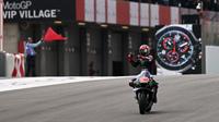 Fabio Quartararo menjadi pemenang pada ajang balap MotoGP seri Portugal. Ia tampil trengginas saat balapan yang berlangsung di Sirkuit Algarve, Portimao. Start dari urutan ke-5, Quartararo langsung melesat ke barisan depan, mengekor Joan Mir, dan mulai mendominasi perlombaan selama 25 putaran. (AFP/Particia De Melo Moreira)