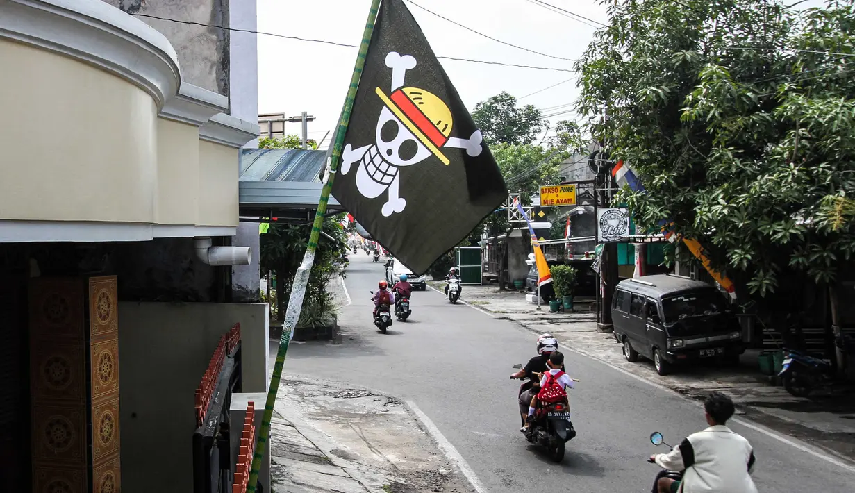 Jelang peringatan Hari Ulang Tahun (HUT) ke-80 Republik Indonesia, muncul fenomena pengibaran bendera bajak laut khas manga One Piece. Aksi ini cukup menarik perhatian publik. (DIKA/AFP)