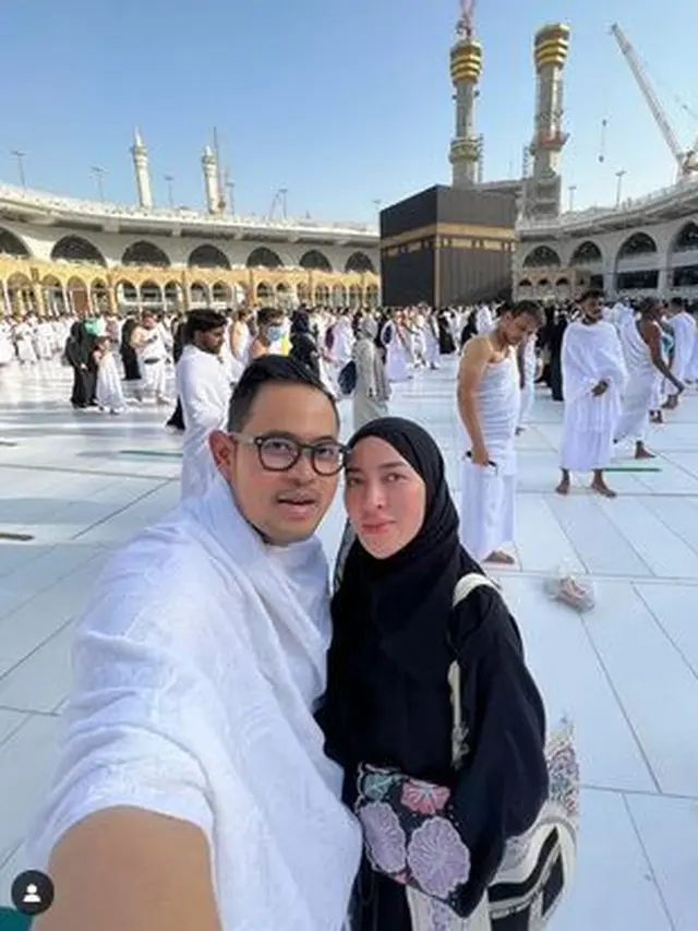 6 Potret Shandy Purnamasari dan Gilang Widya Pramana Jalani Ibadah Umrah