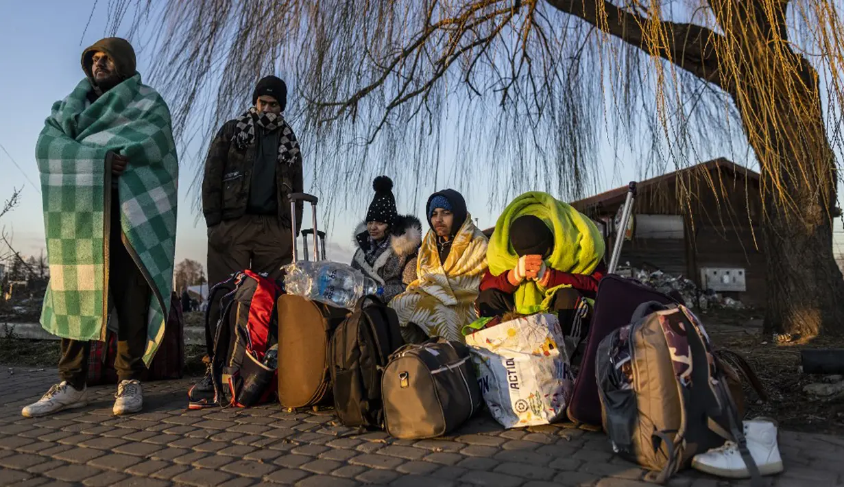 Pengungsi dari Ukraina terlihat di perbatasan di Medyka, Polandia timur, 28 Februari 2022. Lebih dari setengah juta orang telah meninggalkan Ukraina sejak invasi Rusia dengan lebih dari setengahnya melarikan diri ke Polandia. (Wojtek RADWANSKI/AFP)