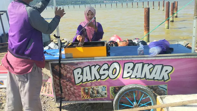 Samsul dan Jumatia berjualan bakso bakar setiap hari di pelataran masjid Al Alam teluk Kendari.(Liputan6.com/Ahmad Akbar Fua)