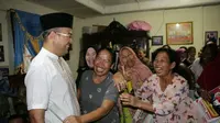 Cawagub Sumsel Irwansyah diidolakan ibu-ibu di Kelurahan Bukit Lama (Liputan6.com / Nefri Inge)