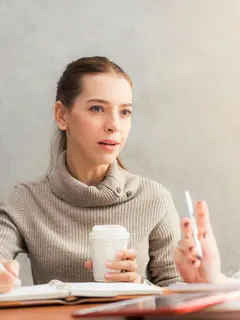 Ilustrasi dua orag wanita sedang berdiskusi (sumber foto: pexels.com/Tirachard Kumtanom)