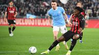 Penyerang AC Milan, Rafael Leao, gagal mencetak gol saat timnya kalah 0-1 dari Lazio pada laga pekan ke-29 Serie A di Stadio Olimpico, Roma, Senin (16/03/2026) dini hari WIB. (AFP/Alberto PIZZOLI)