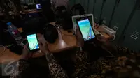 Peta virtual ditampilkan pada layar ponsel dua orang yang bermain game virtual Pokemon Go di lingkungan Istana Negara, Jakarta, Rabu (20/7). Pihak Istana Kepresidenan menerbitkan larangan bermain Pokemon Go di area Istana. (Liputan6.com/Faizal Fanani)