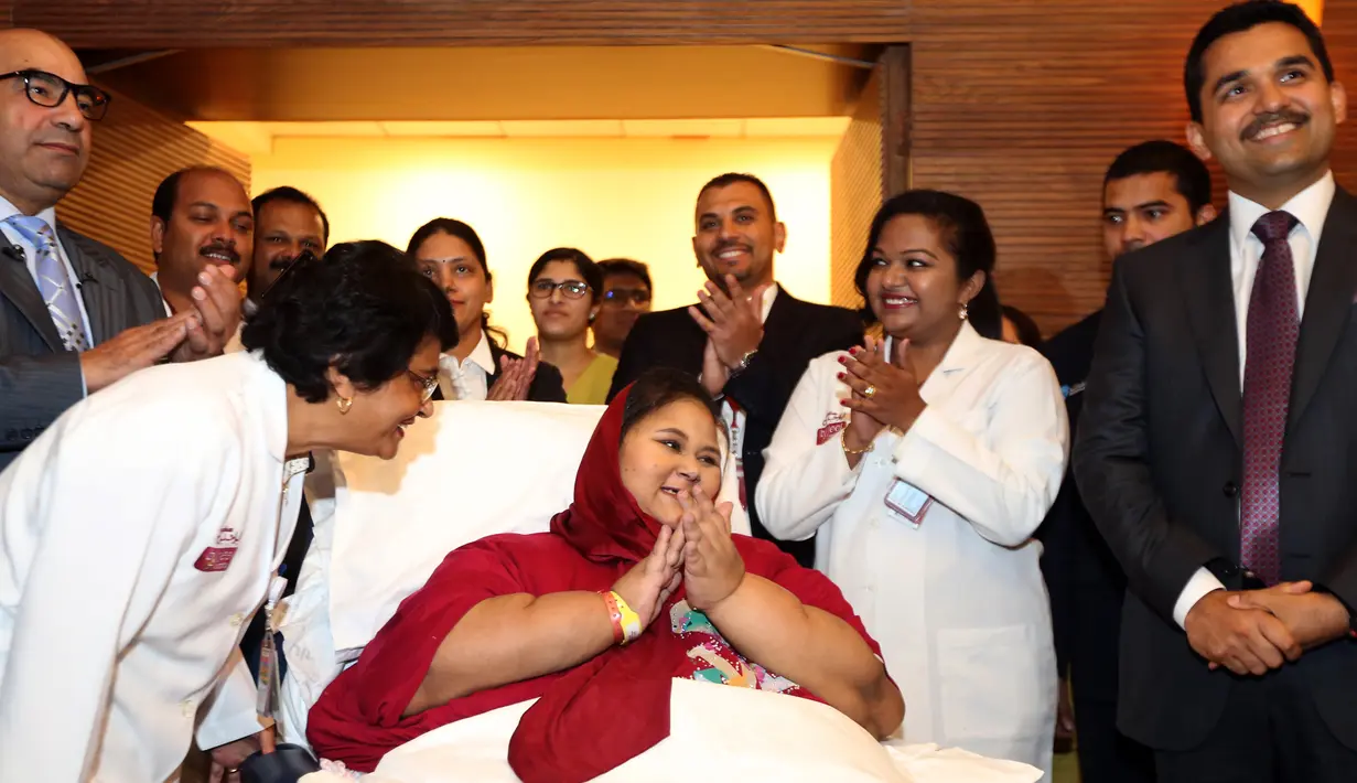 Eman Ahmed Abd El Aty bertepuk tangan di Rumah Sakit Burjeel di Abu Dhabi (24/7). Aty yang pernah dikabarkan sebagai 'wanita terberat dunia' tiba di Abu Dhabi dari India awal tahun ini untuk melanjutkan perawatannya. (AFP Photo/Saeed Bashar)