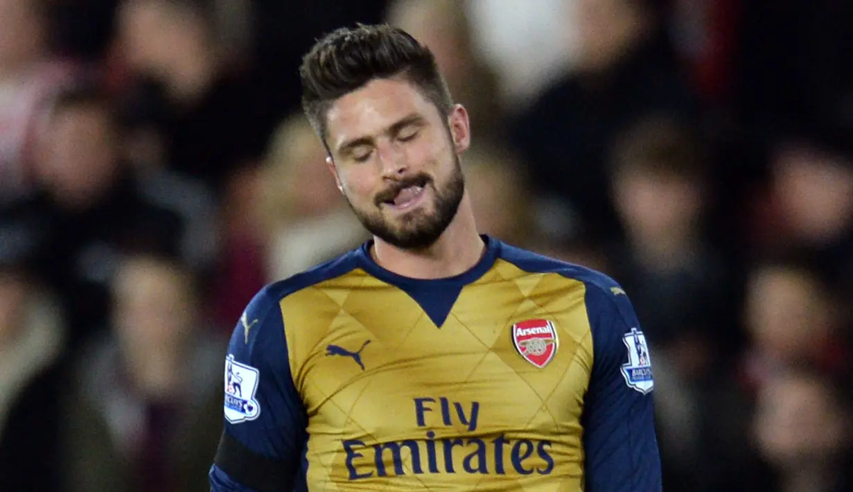 Pemain Arsenal, Olivier Giroud tampak sedih usai laga Southampton vs Arsenal di Stadion St Mary, Inggris, Sabtu (26/12/2015). Arsenal dihajar tuan rumah Southampton dengan skor telak 0-4. (Reuters / Alan Walter)