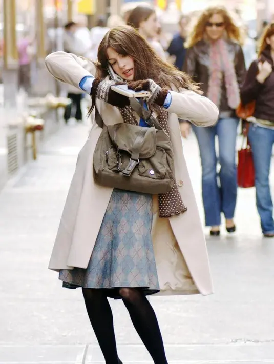 Ia sering diejek oleh Emily Charlton (Emily Blunt), asisten senior Miranda. Namun dengan pertolongan art director Nigel (Stanley Tucci) ia bertransformasi menjadi lebih stylish (Foto: vogue.com.au).