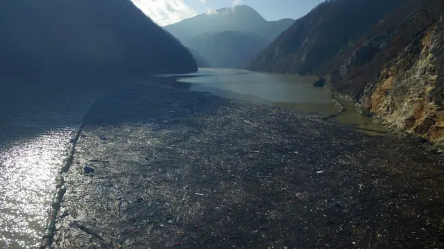 FOTO: Hamparan Sampah Sumbat Sungai Drina di Bosnia