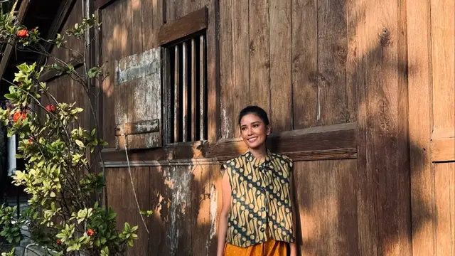 Pesona Titi Radjo Padmaja saat Kenakan Batik dengan Berbagai Model, Super Elegan dan Kasual