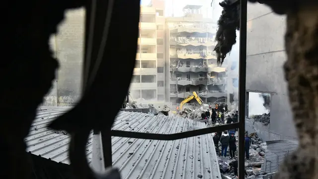 Kerahkan Alat Berat, Tim Penyelamat Berjibaku Cari Korban Serangan Israel di Permukiman Warga Beirut