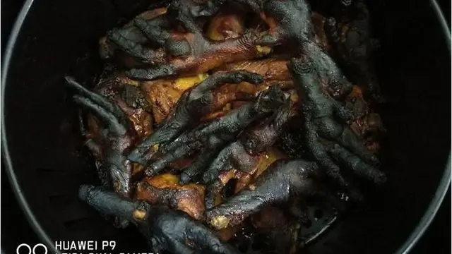 6 Potret Masakan Gosong Maksimal, Netizen Sebut Terbakar Api Neraka