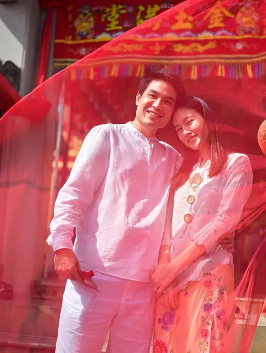 Sementara sang calon suami memakai ansambel serba-putih dengan kemeja berkerah tinggi. Yang juga menjadi ciri baju Tionghoa. [@poydtreechada]
