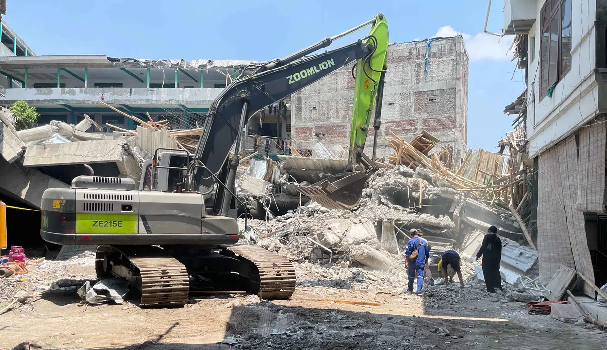 Hingga hari ini, Jumat (3/10/2025), masih ada puluhan korban yang dilaporkan hilang yang kemungkinan berada di bawah reruntuhan. (AP Photo/Trisnadi)