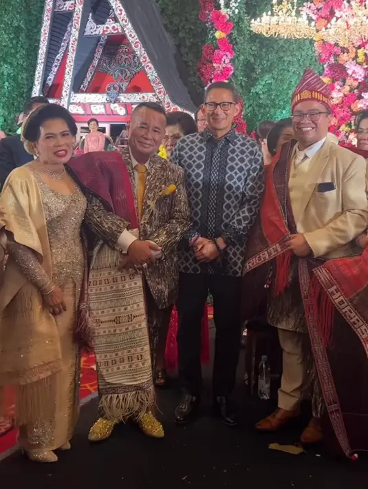 Ditambah dengan loafers emas berduri yang berkilauan sebagai pelengkap gayanya. [@fcgweddings]