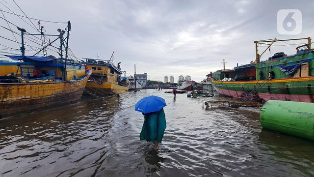 Cuaca Ekstrem, Banjir Rob Landa Pelabuhan Muara Baru