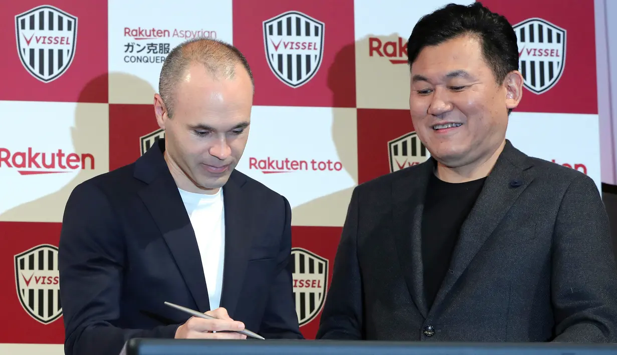Mantan pemain Barcelona, Andres Iniesta (kiri) didampingi pemilik klub Vissel Kobe, Hiroshi Mikitani menandatangani dokumen saat konferensi pers di Tokyo, Jepang, Kamis (24/5). Iniesta resmi bergabung dengan Vissel Kobe. (AP Photo/Eugene Hoshiko)