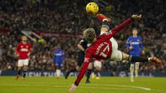 Pemain MU, Alejandro Garnacho melakukan tendangan akrobatik ke gawang Chelsea dalam pertandingan pekan ke-15 Liga Inggris 2023/2024 yang berlangsung di Old Trafford, Kamis (7/12/2023) dini hari WIB. Garnacho pernah mencetak gol indah lewat tendangan salto pada laga melawan Everton. (AFP/Oli Scarff)