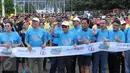 Direktur Utama Bank BTN Maryono (topi berkacamata hitam) melepas ribuan peserta home run in harmony di Senayan, Jakarta, Minggu (21/2). PT Bank Tabungan Negara (Persero) Tbk (BBTN) merayakan hari ulang tahunnya (HUT) ke 66. (Liputan6.com/Angga Yuniar)