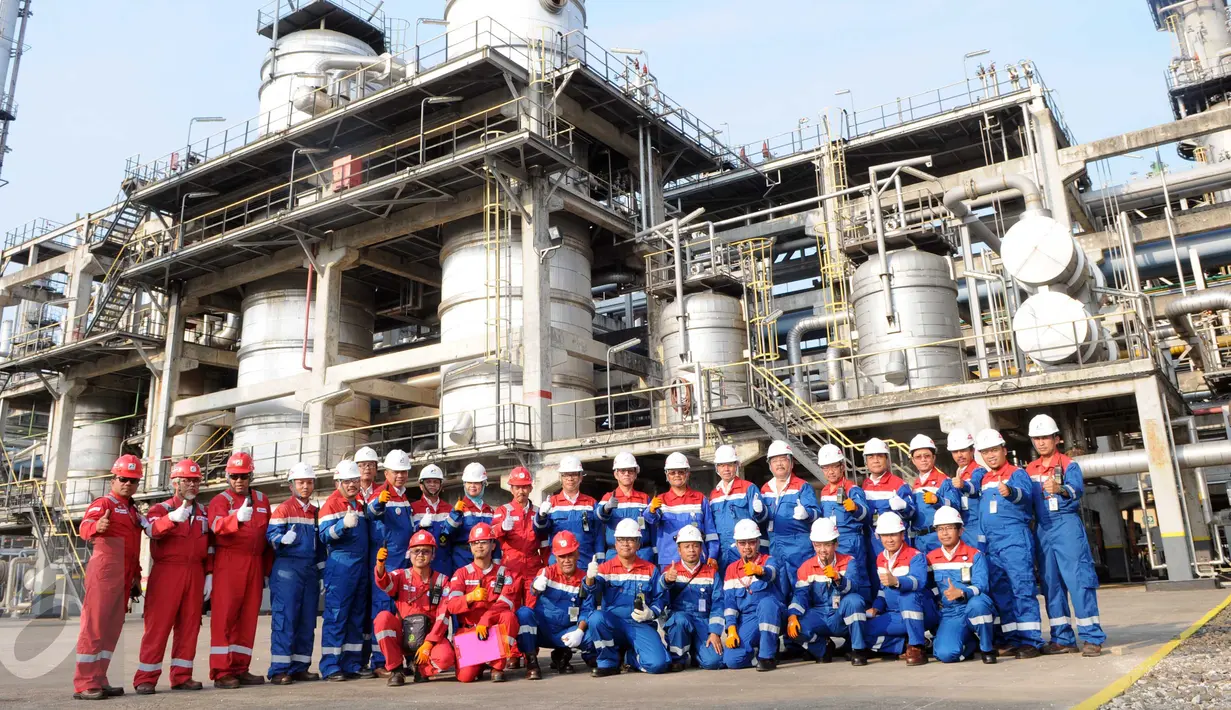Petugas PT. Pertamina (Persero) berfoto bersama di Refinery Unit (RU) atau kilang VI Balongan di Indramayu, Jawa Barat, Kamis (14/1). RU VI Balongan merupakan tumpuan produksi BBM jenis Pertamax Series milik Pertamina. (Liputan6.com/Helmi Afandi)
