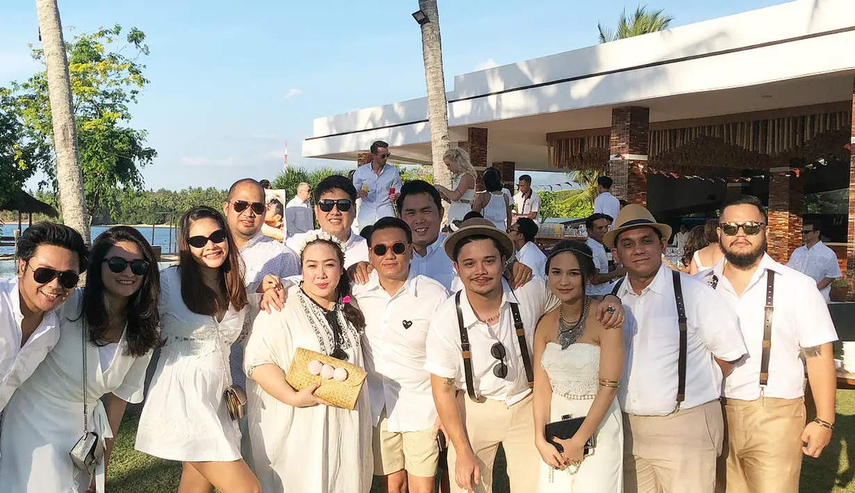 Pernikahan Dimas Anggara dan Nadine dihadiri itu juga dihadiri oleh artis Derby Romero, Celline Meliana dan penulis skenario Tisa TS. (instagram)