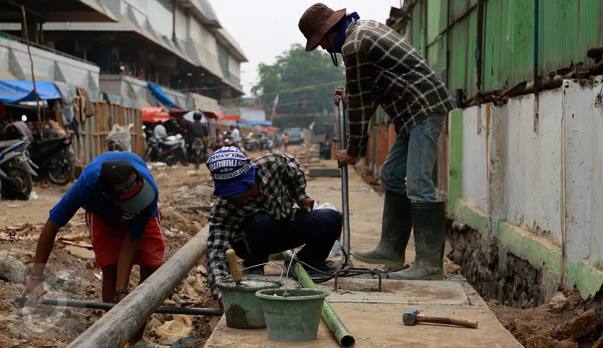 Para pekerja saat melakukan revitalisasi saluran air di kawasan Pasar Kramatjati, Jakarta, Jumat (23/10/2015). Hampir seluruh atap di lantai satu dan dua pasar ini sudah rusak dan keropos. (Liputan6.com/Yoppy renato)