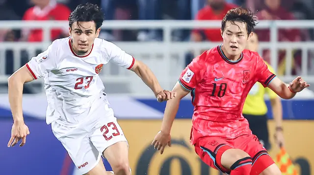 Pemain Timnas Indonesia, Nathan Tjoe-A-On (kiri) berebut bola dengan pemain Korea Selatan U-23, Hong Yun-sang dalam laga perempat final Piala Asia U-23 2024 di Abdullah bin Khalifa Stadium, Doha, Qatar, Jumat (26/4/2024) dini hari WIB. (Dok. AFC)