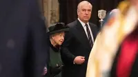 Ratu Elizabeth II dan Pangeran Andrew menghadiri Service of Thanksgiving atau peringatan kematian Pangeran Philip di Westminster Abbey di pusat kota London pada 29 Maret 2022. (RICHARD POHLE / POOL / AFP)