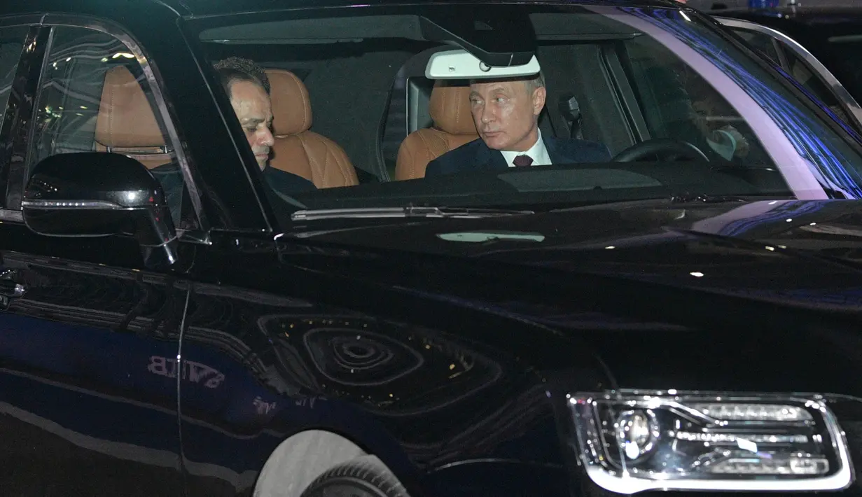 Presiden Rusia Vladimir Putin (kanan) mengendarai limosin Aurus saat menemani Presiden Mesir Abdel Fattah el-Sisi (kiri) melihat sirkuit F1 Sochi, Rusia, Rabu (17/10). Putin pernah menunjukkan Aurus ke Pangeran Abu Dhabi. (Alexei Druzhinin/Sputnik/AFP)
