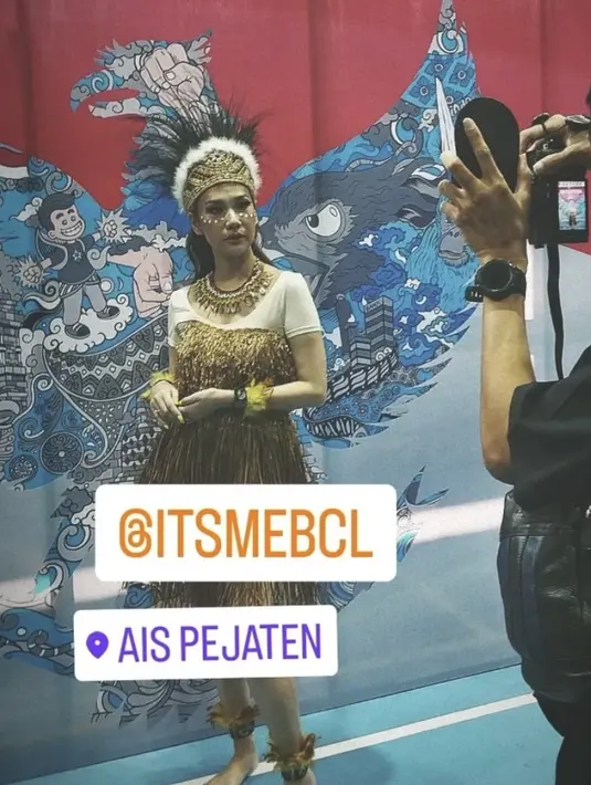 Melengkapi tampilannya, BCL juga mengenakan aksesori khas Papua dari hiasan kepala, kalung model besar, gelang tangan dan kaki berbahan bulu. [@nugroho.d.saputro]