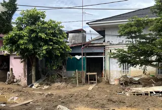 Lumpur padat setebal betis orang dewasa masih memenuhi lantai-lantai rumah warga Tabing Banda Gadang, Kecamatan Nanggalo, Kota Padang, Sumatera Barat (Sumbar), usai banjir bandang melanda kawasan tersbeut akhir November 2025 silam. (Liputan6.com/ Winda Nelfira)