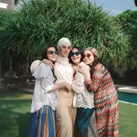 Intip gaya outfit cerah Nagita Slavina bersama adiknya dan dua iparnya dalam momen liburan di Bali. [Dok/@raffinagita1717].