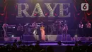 Penyanyi sekaligus penulis lagu asal Inggris, Raye memberikan penampilan spesialnya di hari ketiga atau terakhir gelaran Jakarta International BNI Java Jazz Festival (JJF) 2025 di JIExpo Kemayoran, Jakarta, Minggu (1/6/2025). (Liputan6.com/Herman Zakharia)