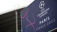 Papan bertuliskan laga final Liga Champions 2022 antara Liverpool melawan Real Madrid yang terpasang di Stade de France, Saint-Denis, pada 24 Mei 2022 waktu setempat. Dalam waktu 48 jam, rumput baru yang ditanam di luar Barcelona, dipasang di Stade de France untuk pertandingan final Liga Champions antara Real Madrid dan Liverpool yang dijadwalkan berlangsung pada 28 Mei 2022. (AFP/Franck Fife)