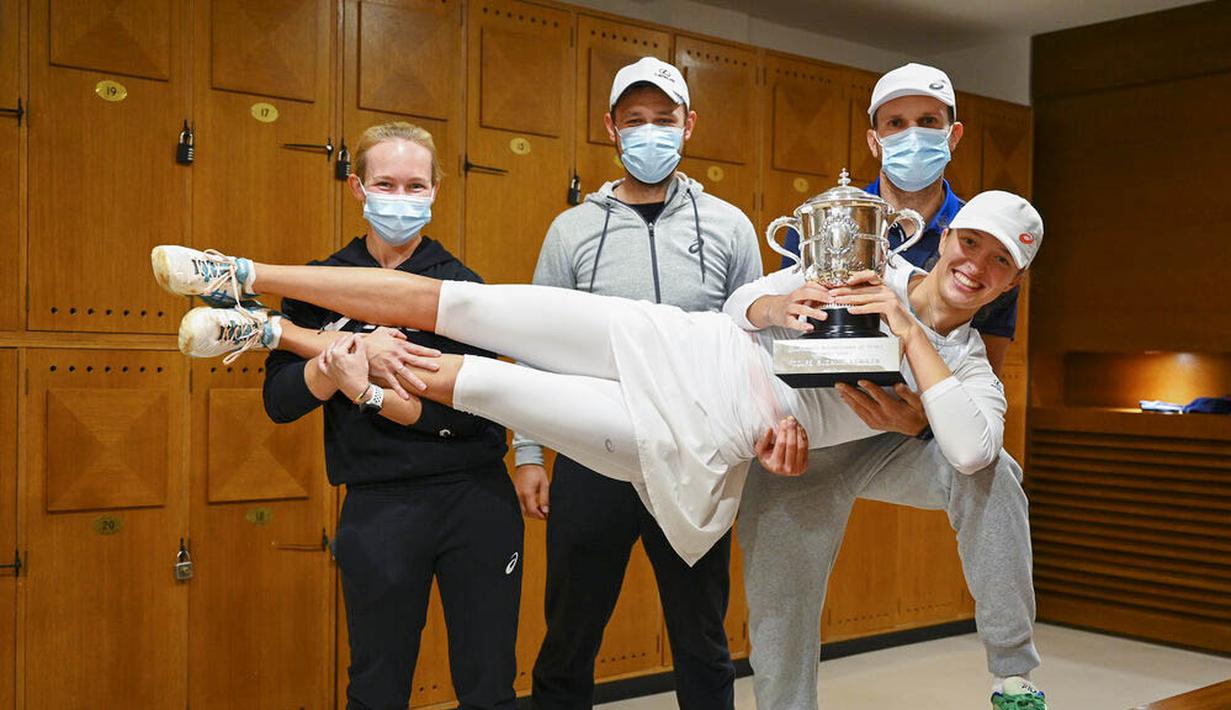 Petenis Polandia, Iga Swiatek, berpose dengan trofi usai menjuarai Grand Slam Prancis Terbuka di Paris, Sabtu, Sabtu (10/10/2020). Petenis berusia 19 tahun itu menaklukkan wakil Amerika Serikat, Sofia Kenin, dua set langsung 6-4 dan 6-1. (FFT/Corinne Dubreuil via AP)