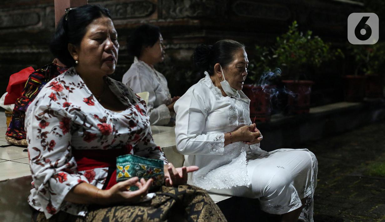 Umat Hindu Bali saat merayakan Hari Raya Galungan di Pura Amerta Jati, Jalan Punak, Pangkalan Jati, Cinere, Depok, Jawa Barat, Rabu (8/6/2022). Hari Raya Galungan merupakan hari merayakan kemenangan kebaikan (Dharma) melawan kejahatan (Adharma). (Liputan6.com/Johan Tallo)