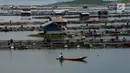 Petani ikan tawar kerambah jaring apung di Desa Panyinangan Kecamatan Sukatani, Waduk Jatiluhur, Purwakarta, Jawa Barat, (9/2). Curah hujan yang tinggi membuat petani merasa tidak berani untuk menabur benih ikan air tawar.  (Merdeka.com/Imam Buhori)