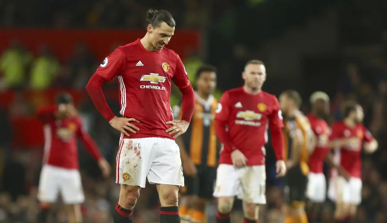 Zlatan Ibrahimovic terlihat tertunduk usai timnya bermain imbang melawan Hull City pada lanjutan Premier League pekan ke-23 di Old Trafford, Manchester, selasa (01/02/2017) waktu setempat. MU bermain imbang 0-0. (AP/Dave Thompson)