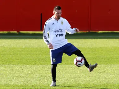 Penyerang Argentina, Lionel Messi mengontrol bola saat mengikuti sesi latihan tim di Ciudad Deportiva Antonio Asensio di Palma de Mallorca (12/11/2019). Argentina akan memainkan pertandingan persahabatan melawan Brasil di Riyadh dan Uruguay di Tel Aviv. (AFP/Jaime Reina)