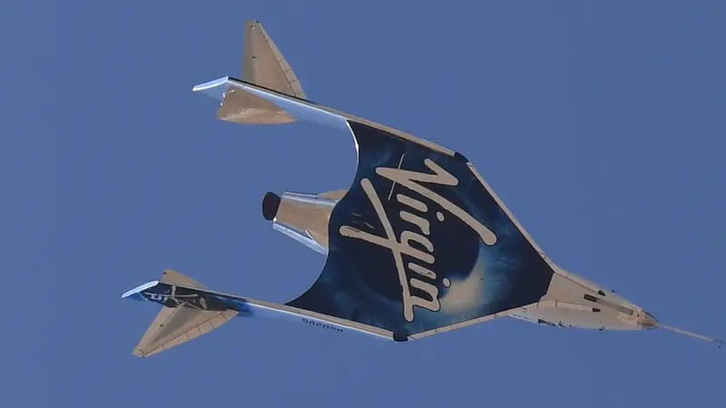 Pesawat ruang angkasa Virgin Galactic SpaceShipTwo kembali ke Bumi setelah kapal induk memisahkannya di atas langit Spaceport America, dekat Truth and Consequences, New Mexico pada 11 Juli 2021 dalam perjalanan ke cosmos. Patrick T. FALLON / AFP