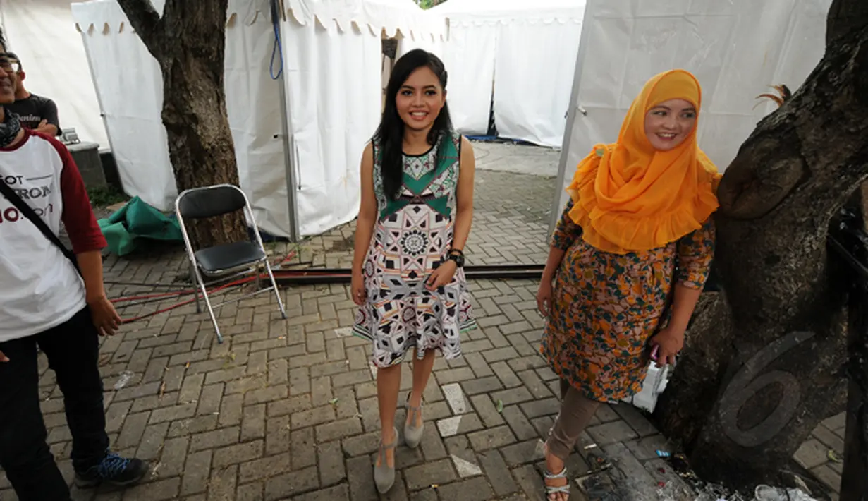 Pemenang keempat ajang Music Vidio Contest, Alif Ekacahya (tengah) bersiap menunjukkan kebolehannya di panggung inBox SCTV yang dihelat di Cibinong, Bogor, Selasa (27/1/2015). (Liputan6.com/Helmi Fithriansyah)