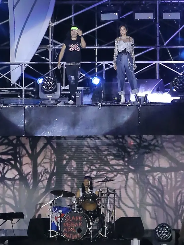 Eva Celia saat berduet dengan Kaka di konser HUT ke-35 Slank Indonesia Now di GBK, Minggu (23/12). (Bambang Eros/Fimela)
