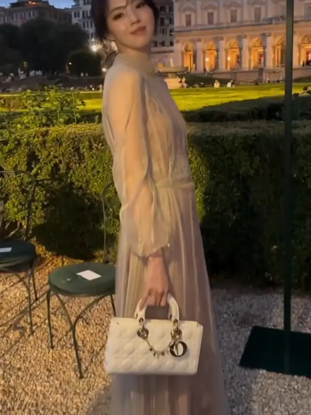 Han So Hee hadir di acara Dior, Roma. [ Vogue Hong Kong]