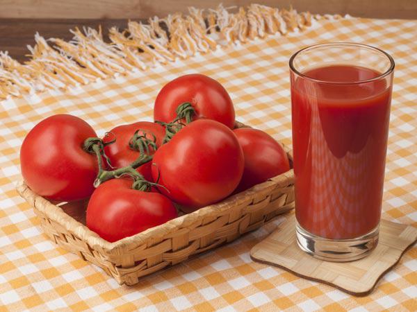 Irisan buah tomat untuk mengecilkan pori-pori kulit./Copyright shutterstock.com
