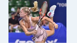 Petenis putri Italia, Camila Giorgi, saat melakukan servis ke arah petenis Serbia, Ana Ivanovic, dalam turnamen tenis Pan Pacific Terbuka di Tokyo, Jepang, Kamis (24/9/2015). (AFP Photo/Kazuhiro Nogi)