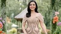 8 Inspirasi Gaun Elegan untuk Hadiri Pesta Pernikahan Bertema Pesta Kebun