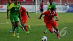 Laga SCM Cup 2015 antara Persija Jakarta kontra Persebaya Surabaya berakhir imbang 1-1 di Stadion H Agus Salim, Padang, Senin (19/1/2015). (Liputan6.com/Johan Tallo)